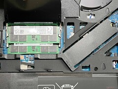 Les emplacements de RAM et les deux emplacements de SSD...
