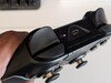 Vue de dessus montrant les pare-chocs, les gâchettes, le port USB Type-C et le sélecteur de plateforme