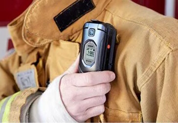 La fonction Push-to-Talk (PTT) permet aux travailleurs de communiquer rapidement en appuyant sur un seul bouton. (Source de l'image : Kyocera)
