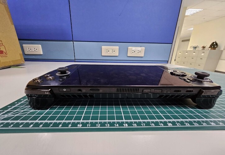 Asus ROG Ally 2 Black avec deux ports USB-C (source de l'image : @94G8LA sur X)