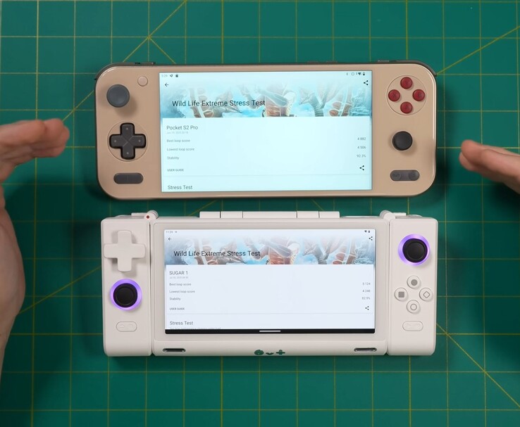 Comparaison des consoles de jeux portables Ayaneo Pocket S2 Pro (en haut) et OneXSugar Sugar 1 (en bas), affichant toutes deux à l'écran les résultats du 3DMark Wild Life Extreme Stress Test. (Source de l'image : Retro Game Corps sur YouTube)