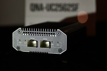 Deux modules SFP28 ou DAC peuvent être branchés (Source de l'image : Andreas Sebayang/Notebookcheck)