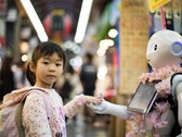 Bill Gates : L'IA devrait permettre d'éliminer les pénuries de médecins et d'enseignants dans le monde. Photo : Une fille tenant la main d'un robot (Source de l'image : Andy Kelly, Unsplash)