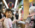 Bill Gates : L'IA devrait permettre d'éliminer les pénuries de médecins et d'enseignants dans le monde. Photo : Une fille tenant la main d'un robot (Source de l'image : Andy Kelly, Unsplash)