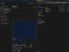 Le gestionnaire des tâches de Microsoft avec l'explorateur de fichiers ouvert à côté (source de l'image : Notebookcheck)