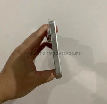 Bouchon factice du OnePlus Nord N20 (image via Fathom Bracelets)