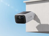 La SoloCam eufy S220 peut être rechargée grâce à un panneau solaire intégré. (Source de l'image : eufy)
