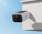 La SoloCam eufy S220 peut être rechargée grâce à un panneau solaire intégré. (Source de l'image : eufy)