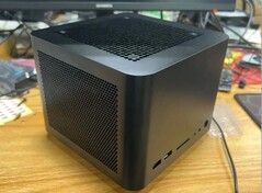 Le prochain mini PC de FEVM sera doté d'un boîtier beaucoup plus grand et d'une puissante carte graphique RTX 4090 Laptop. (Source de l'image : metalsojin2 via Reddit)