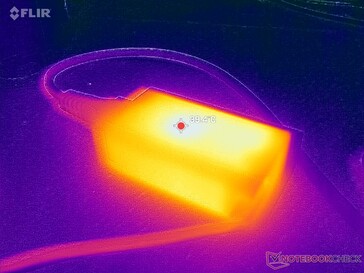 L'adaptateur CA atteint plus de 40 °C lorsque les charges sont élevées