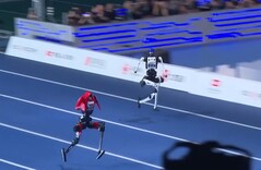 Les modèles chinois Tiangong Ultra (à droite) et Honor Lightning (à gauche) ont battu le record du monde du 100 m détenu par Usain Bolt.