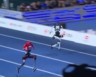 Les modèles chinois Tiangong Ultra (à droite) et Honor Lightning (à gauche) ont battu le record du monde du 100 m détenu par Usain Bolt.