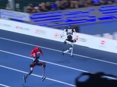 Les modèles chinois Tiangong Ultra (à droite) et Honor Lightning (à gauche) ont battu le record du monde du 100 m détenu par Usain Bolt.