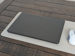 Le tout dernier MSI Stealth 16 adopte le look plus élégant et plus épuré de la série Prestige, mais fait étrangement l’impasse sur le lecteur de carte SD dont son public cible a besoin