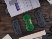 8BitDo a donné un coup de jeune à une autre série de contrôleurs avec sa dernière version "Transparent Series". (Source de l'image : 8BitDo)