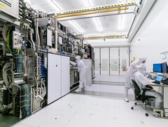 Des scientifiques chinois créent un laser DUV à l'état solide qui pourrait transformer la fabrication des puces. En photo : Ouvriers travaillant dans la salle blanche d'ASML (Source de l'image : ASML)