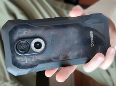 Doogee S61 Pro avec coque arrière transparente (Source : privée)