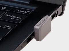 La clé USB SSPJ-UTC de I-O Data s&#039;appuie assez bien sur le port USB-C. (Source de l&#039;image : I-O Data)