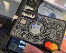 Nous utilisons la carte Revolut aux yeux lumineux pour payer à un terminal sans contact