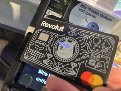 Nous utilisons la carte Revolut aux yeux lumineux pour payer à un terminal sans contact