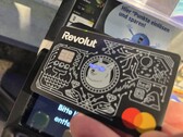 Nous utilisons la carte Revolut aux yeux lumineux pour payer à un terminal sans contact