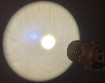 Un faisceau assez concentré et lumineux offre une portée importante