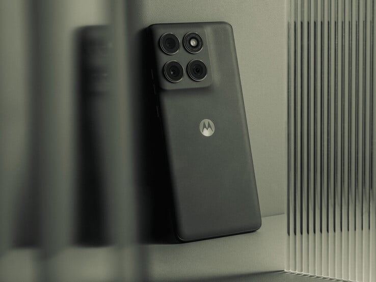 La finition Pantone Deep Forest du téléphone (Image source : Motorola)