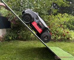 Sur notre rampe d'essai, les deux tondeuses robotisées à traction intégrale ont réussi à franchir une pente à 70 % (illustrée ici : Mova LiDAX Ultra AWD)
