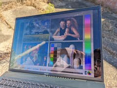 A l'extérieur, sous la lumière directe du soleil