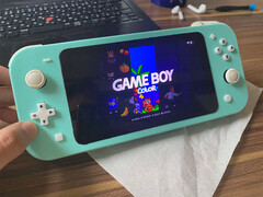 Le Retro Lite CM5 peut être équipé d'un écran LCD ou OLED (Image source : StonedEdge)