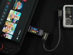 Nintendo Switch 2 tirant son énergie d'une batterie IceMag externe, connectée via un câble Genki USB-C et un compteur d'énergie en ligne (Source d'image : ETA Prime sur YouTube)