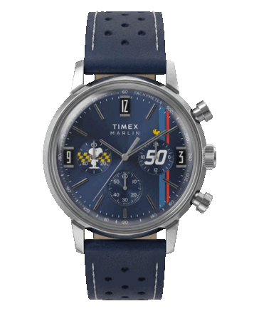 Gros plan sur le cadran de la montre représentant Snoopy et Woodstock, trois sous-cadrans de chronographe, une échelle tachymétrique et des bandes de course verticales.