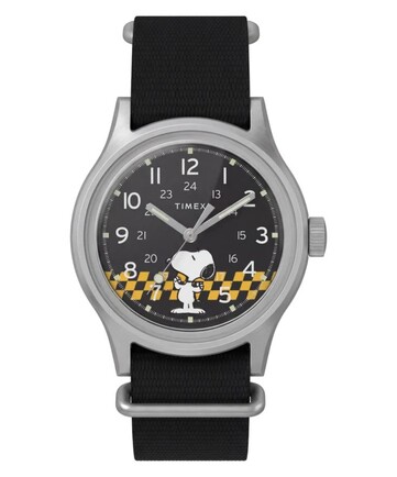Vue de face de la montre Peanuts x Timex MK1 présentant son cadran noir, ses chiffres arabes, ses aiguilles et index luminescents, ainsi que le motif à damier représentant Snoopy.