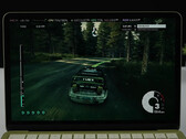Les jeux sous Windows 11 virtualisé sur le MacBook Neo avec 8 Go de RAM sont assez impressionnants. Sur la photo : Dirt 3 sur l'ordinateur portable.