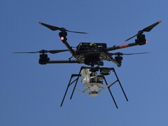 Un drone airbone transportant le parachute (Source de l'image : NASA et Christopher LC Clark ; recadré)