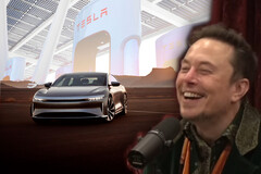 Ellon Musk s'est rendu sur les réseaux sociaux pour se moquer de Lucid, qui a adopté le matériel de recharge NACS de Tesla. (Source de l'image : PowerfulJRE sur YouTube/Tesla/Lucid - édité)