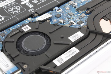 La solution de refroidissement consiste en un seul ventilateur de ~60 mm et deux courts caloducs en cuivre