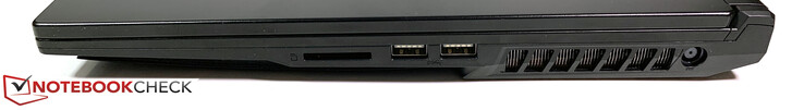 Côté droit : lecteur de carte SD, 2 USB A 3.1 Gen.1, entrée secteur.