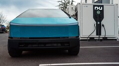 le Cybertruck 800V se charge lentement même avec des pieux de 350 kW (image : Nxu/X)