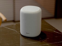 Enceinte intelligente WiiM Sound Lite placée sur une table en marbre (Source : WiiM)