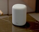 Enceinte intelligente WiiM Sound Lite placée sur une table en marbre (Source : WiiM)