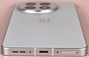 Face inférieure du boîtier (haut-parleurs, microphone, port USB, microphone, emplacement pour carte)