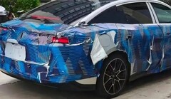 Prototype camouflé de la BYD Han de 3e génération, photographié par la communauté de fans de BYD « Di Fen Zhi Jia »