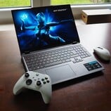 Revue de l'ordinateur portable Medion Erazer Beast 16 X1 : RTX 5090 gamer avec refroidissement par eau en option