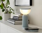 La lampe portable IKEA BETTORP LED est dotée d'une base avec deux coussins de recharge sans fil de 5 watts. (Image source : IKEA)