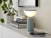 La lampe portable IKEA BETTORP LED est dotée d'une base avec deux coussins de recharge sans fil de 5 watts. (Image source : IKEA)