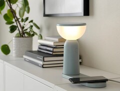 La lampe portable IKEA BETTORP LED est dotée d&#039;une base avec deux coussins de recharge sans fil de 5 watts. (Image source : IKEA)
