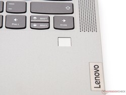 Le capteur d'empreintes digitales est placé dans une position facilement accessible, sous le clavier.