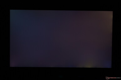 Légères fuites de lumière le long des bordures supérieure et inférieure de l'Alienware m17.