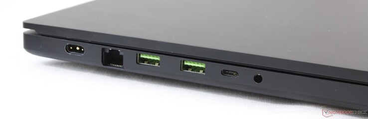 Côté gauche : entrée secteur, 2.5 Gbit RJ-45, 2 USB 3.2 Gen. 2, USB C 3.2 Gen. 2, combo audio 3,5 mm.